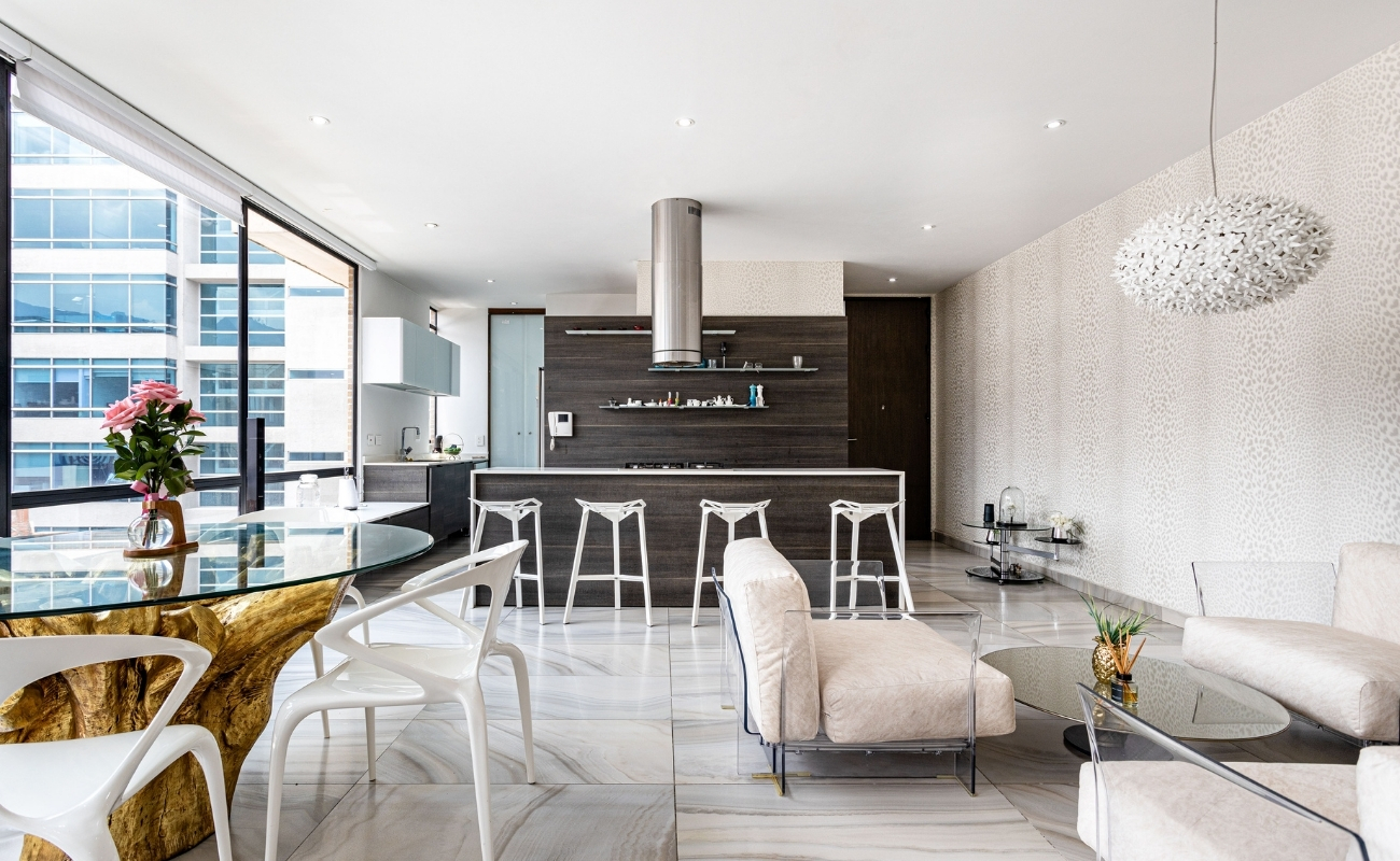 A modern kitchen showcasing perfect pairings of kitchen counters and backsplash.