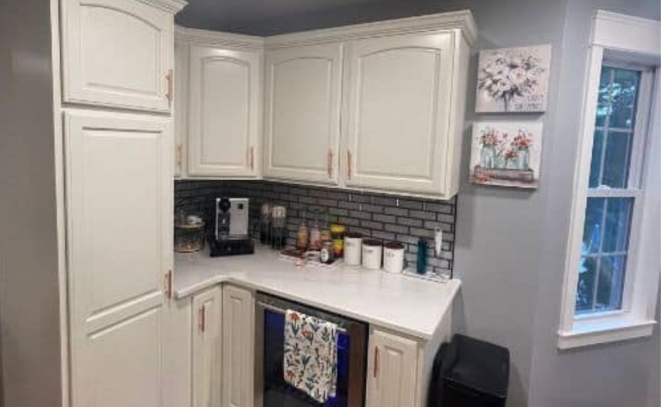 A modern kitchen showcasing perfect pairings of kitchen counters and backsplash.