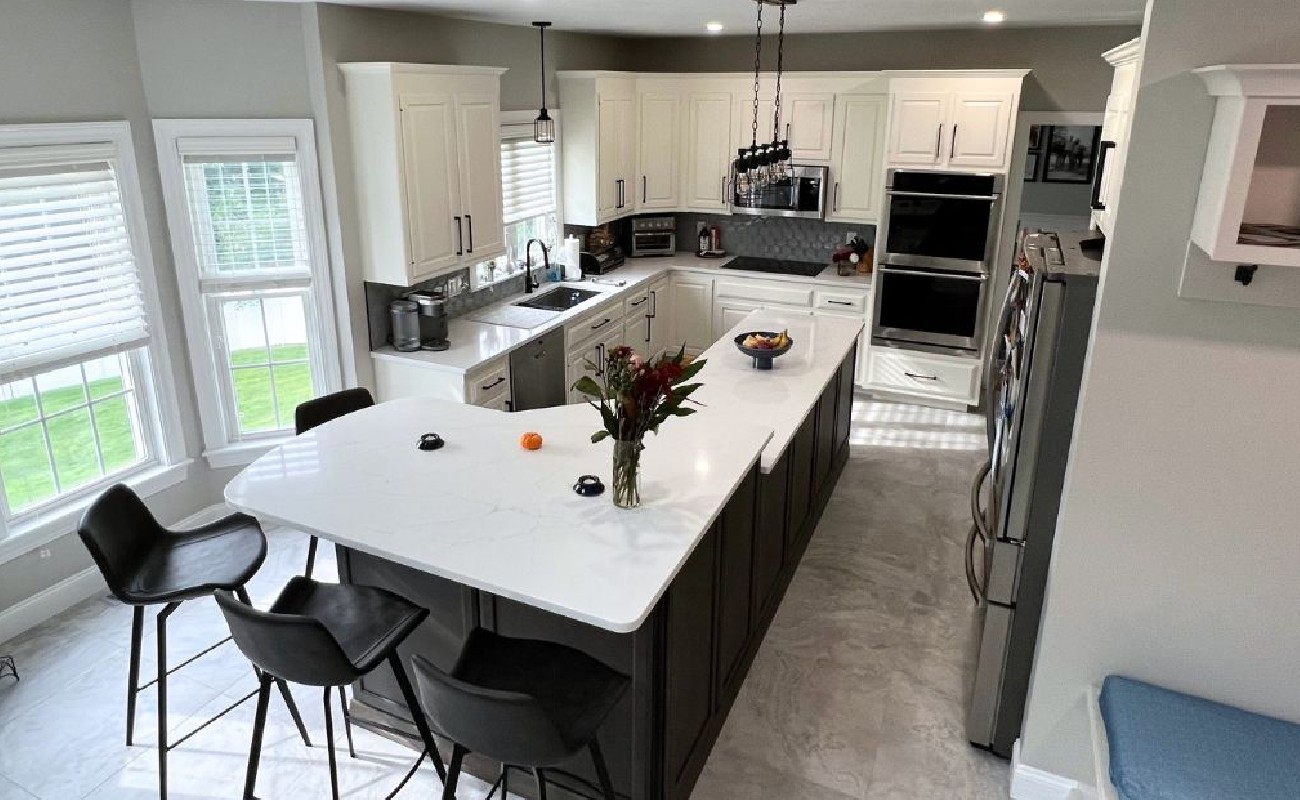 KR-2 A modern kitchen showcasing perfect pairings of kitchen counters and backsplash.