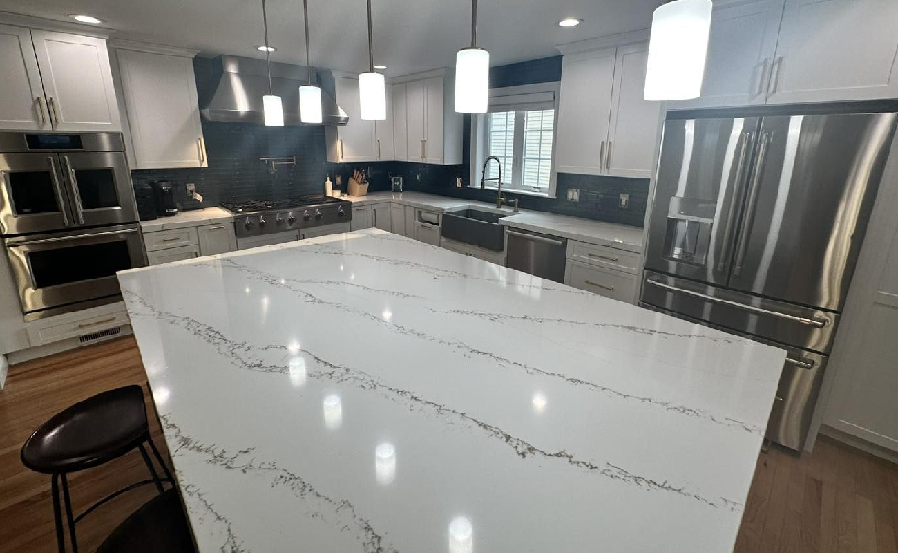 KR-3 A modern kitchen showcasing perfect pairings of kitchen counters and backsplash.