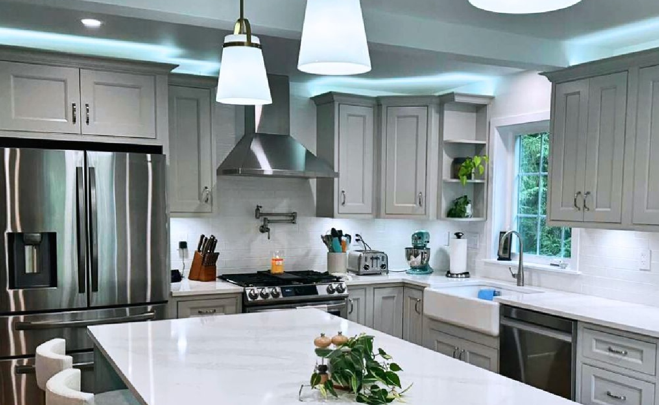 KR-4 A modern kitchen showcasing perfect pairings of kitchen counters and backsplash.