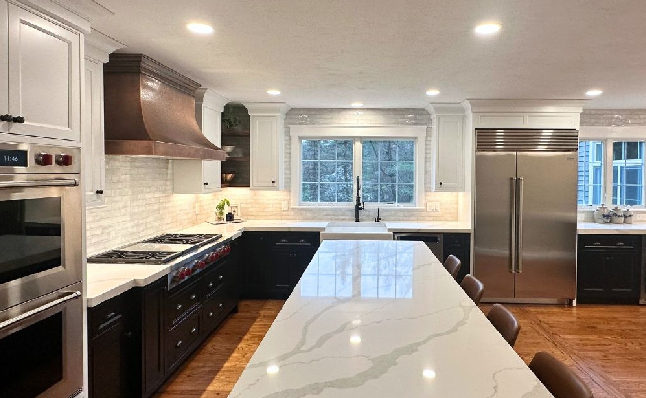 KR-5 A modern kitchen showcasing perfect pairings of kitchen counters and backsplash.