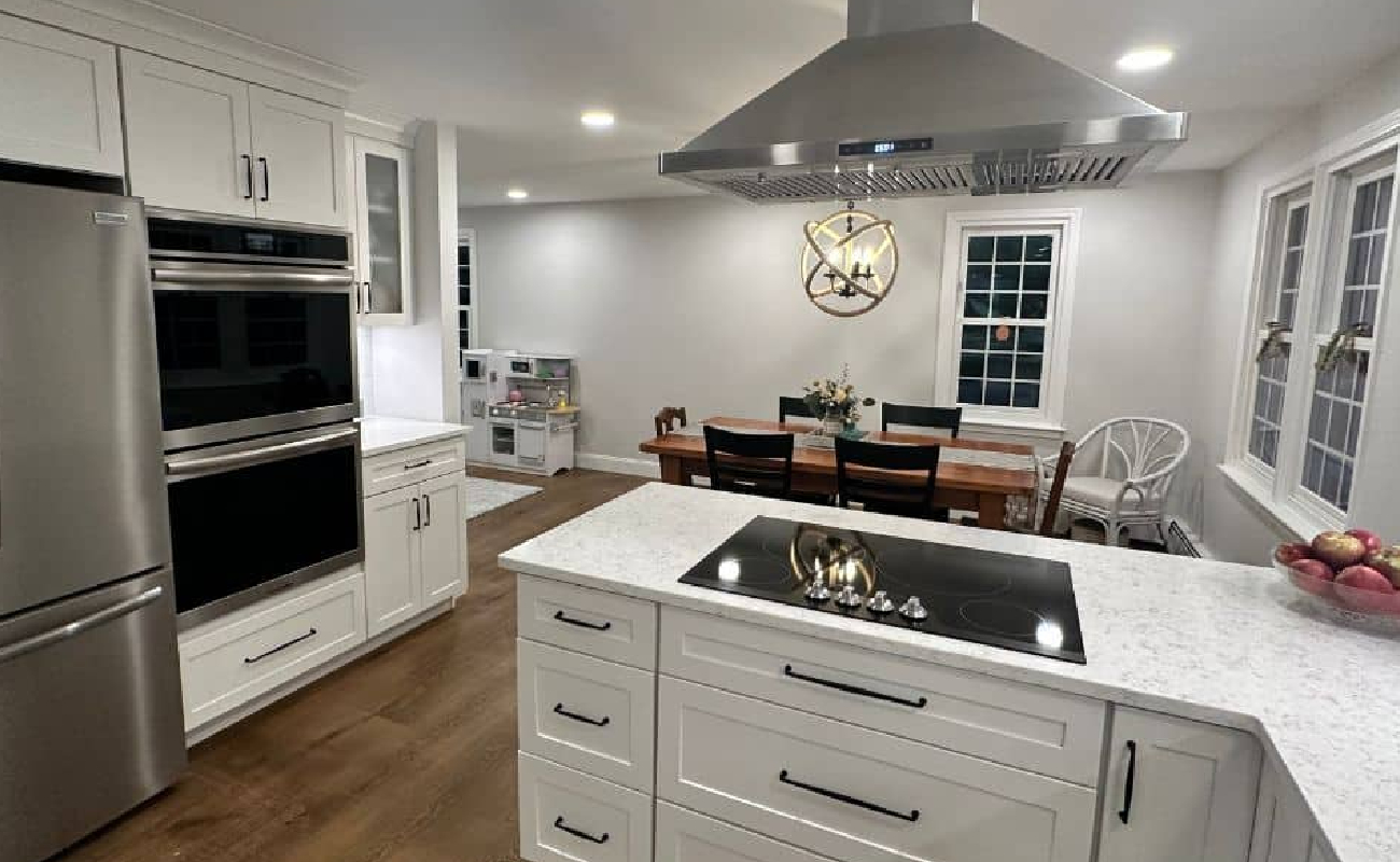 KR-7 A modern kitchen showcasing perfect pairings of kitchen counters and backsplash.