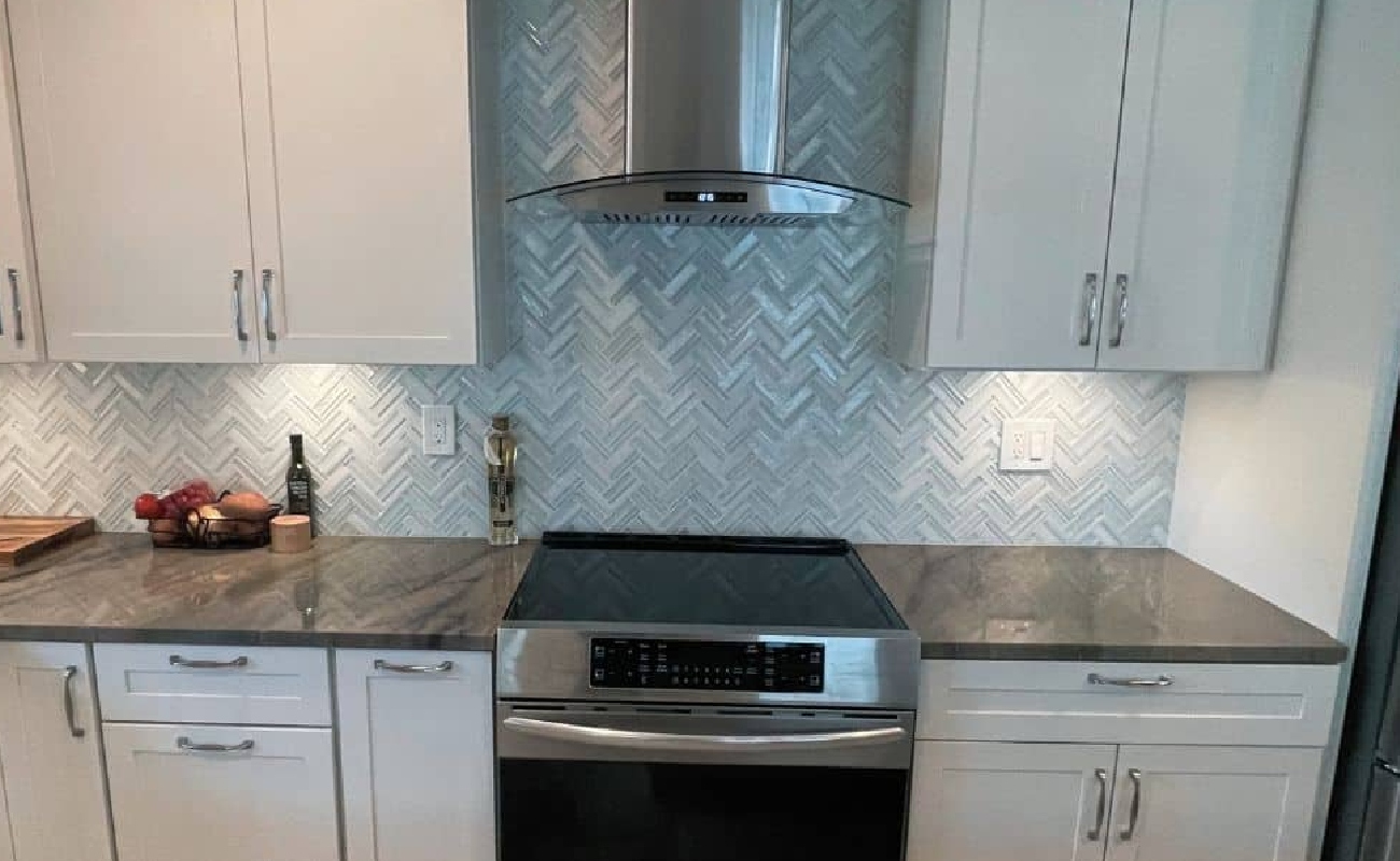 KR-8 A modern kitchen showcasing perfect pairings of kitchen counters and backsplash.