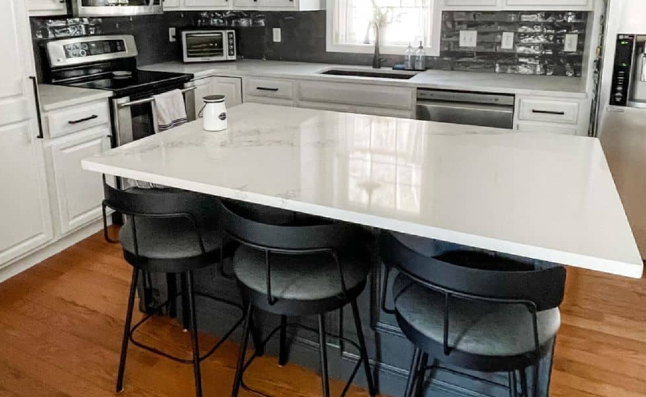 KR-9 A modern kitchen showcasing perfect pairings of kitchen counters and backsplash.