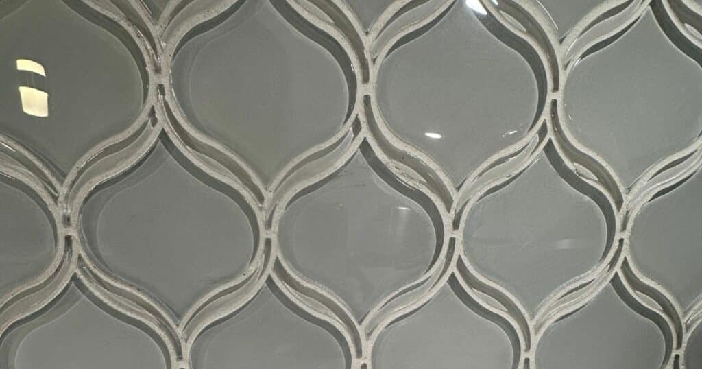modern kitchen backsplash with glass tiles
